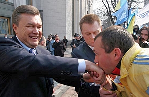 Регионал советует кланяться Януковичу
