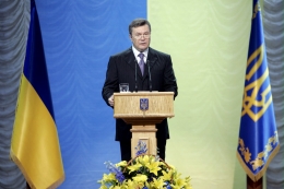 Янукович пригрозил заграничным центрам