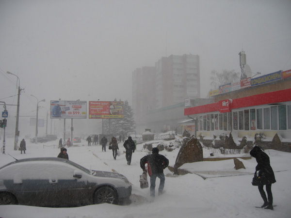 Метель в Луганске, ул. Буденного (фото)